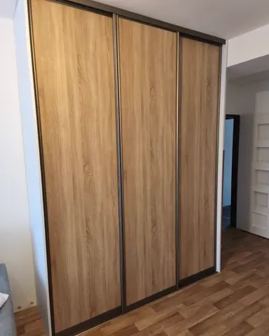 Vstavaná skriňa na mieru, trojdverová s dverami v dekore dub