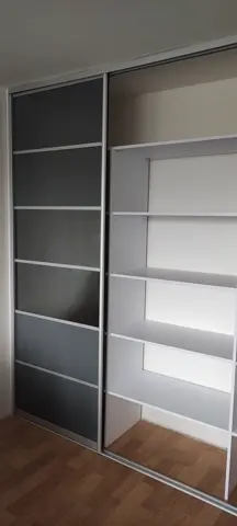 Vstavaná skriňa na mieru, dvojdverová so sklenenou výplňou, kombinácia dekorov