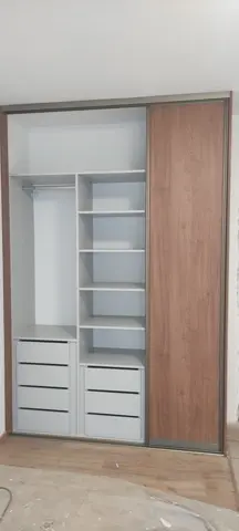 Vstavaná skriňa na mieru, dvojdverová s dverami v dekore dreva, kombinácia dekorov