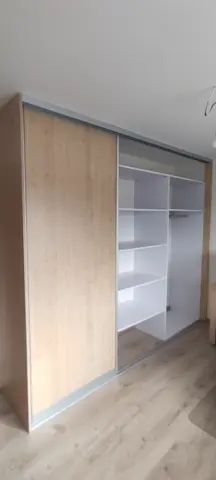 Vstavaná skriňa na mieru, dvojdverová s kombinovanou výplňou dverí vo svetlom dekore javor