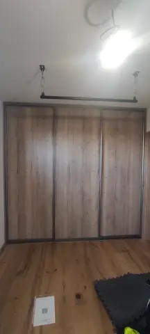 Vstavaná skriňa na mieru, trojdverová s dverami v dekore dub