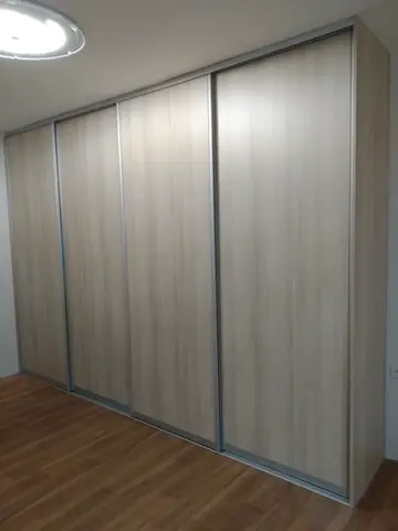 Vstavaná skriňa na mieru, štvordverová s dverami v dekore javor