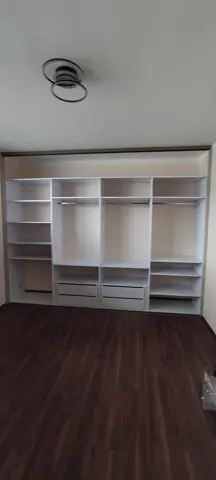 Vstavaná skriňa na mieru, biela