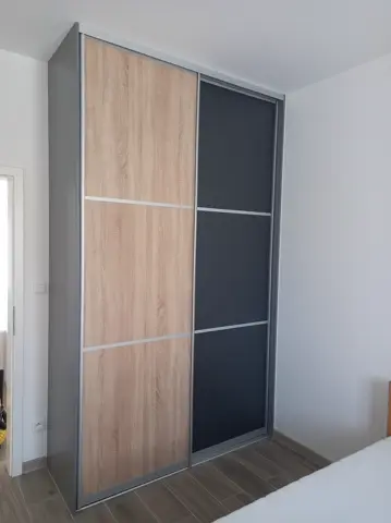 Vstavaná skriňa na mieru, dvojdverová s kombinovanou výplňou dverí, kombinácia dekorov