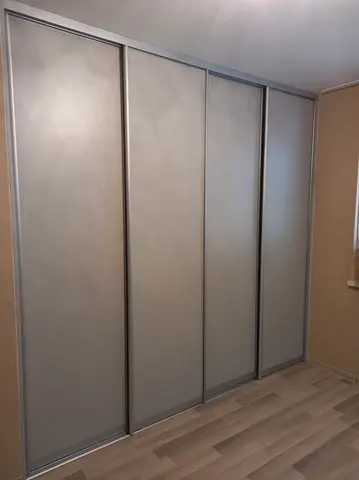 Vstavaná skriňa na mieru, štvordverová so sklenenou výplňou, sivá