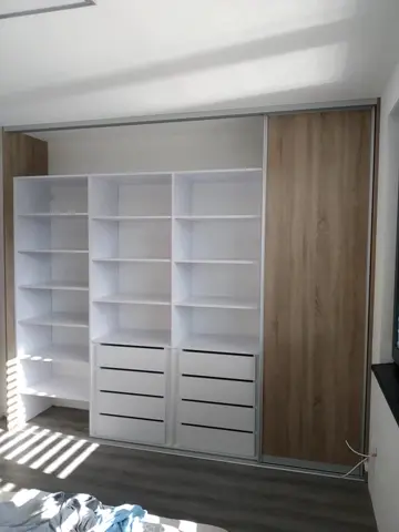 Vstavaná skriňa na mieru s kombinovanou výplňou dverí, kombinácia dekorov