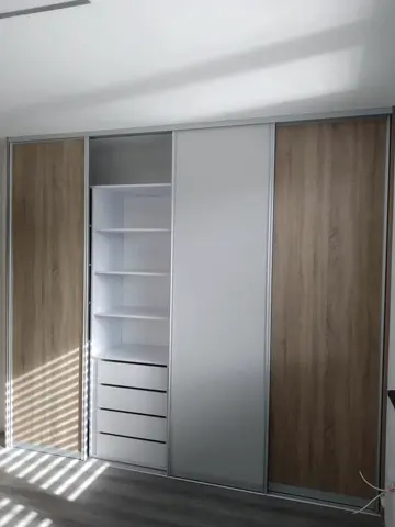 Vstavaná skriňa na mieru s kombinovanou výplňou dverí, kombinácia dekorov