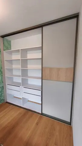 Vstavaná skriňa na mieru, dvojdverová s kombinovanou výplňou dverí, biela