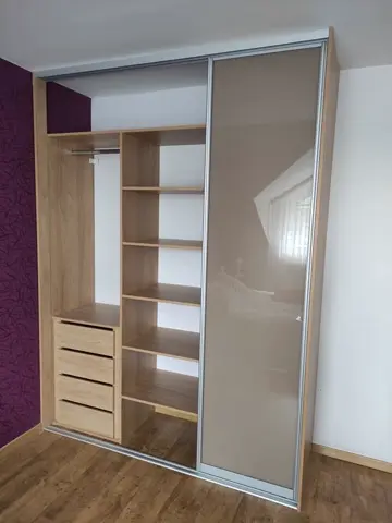 Vstavaná skriňa na mieru, dvojdverová so sklenenou výplňou, kombinácia dekorov