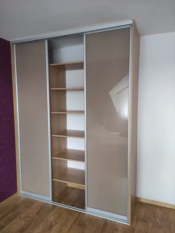 Vstavaná skriňa na mieru, dvojdverová so sklenenou výplňou, kombinácia dekorov
