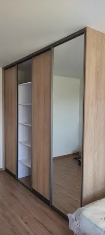 Vstavaná skriňa na mieru, štvordverová s kombinovanou výplňou dverí v dekore dub