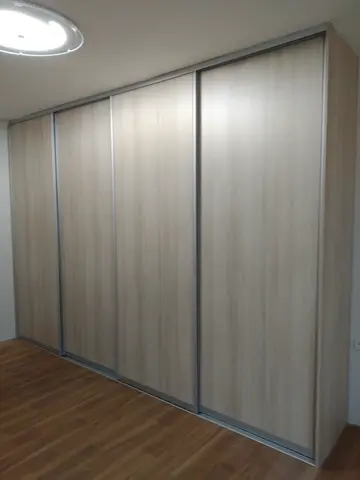 Vstavaná skriňa na mieru, štvordverová s dverami v dekore javor