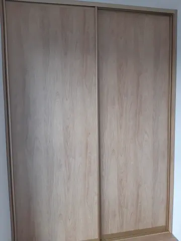 Vstavaná skriňa na mieru, dvojdverová s dverami v dekore buk