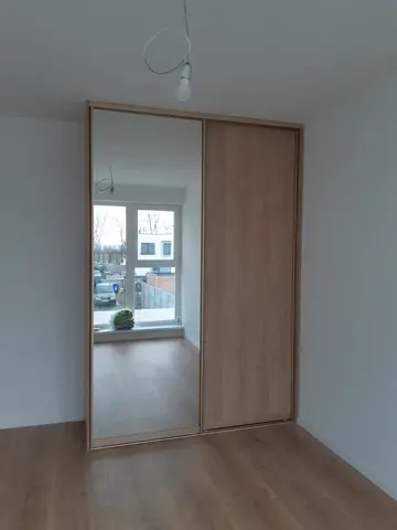 Vstavaná skriňa na mieru, dvojdverová s kombinovanou výplňou dverí v dekore buk