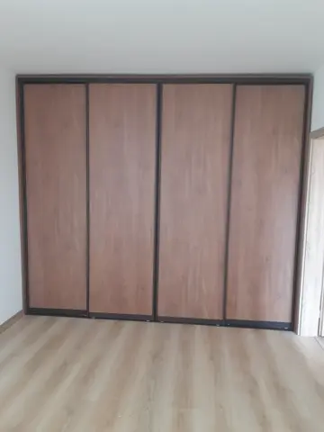 Vstavaná skriňa na mieru, štvordverová s dverami v dekore orech