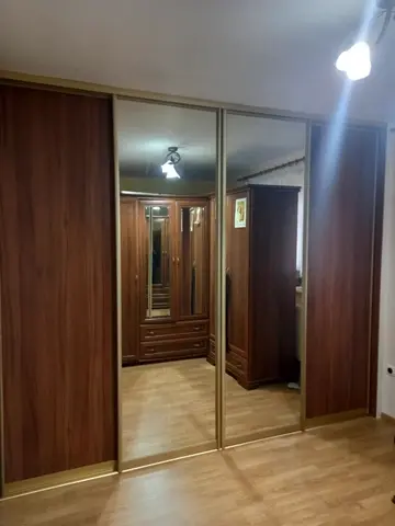 Vstavaná skriňa na mieru, štvordverová s kombinovanou výplňou dverí v dekore orech