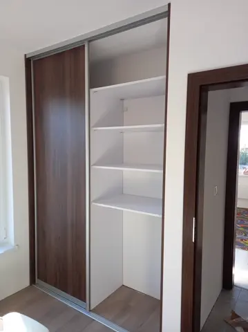 Vstavaná skriňa na mieru s dverami v dekore orech