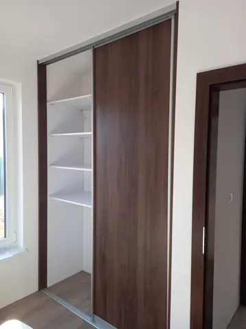 Vstavaná skriňa na mieru s dverami v dekore orech