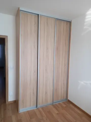 Vstavaná skriňa na mieru s dverami v dekore orech