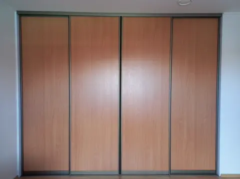 Vstavaná skriňa na mieru, štvordverová s dverami v dekore buk