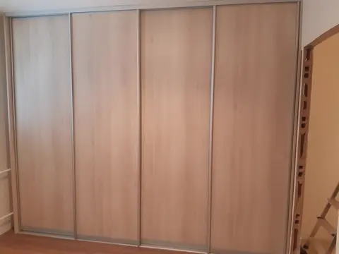 Vstavaná skriňa na mieru, štvordverová s dverami v dekore buk