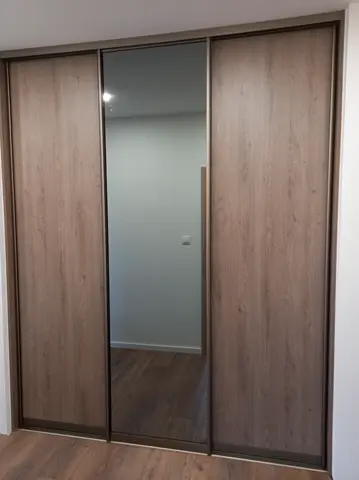 Vstavaná skriňa na mieru, trojdverová s kombinovanou výplňou dverí v dekore buk
