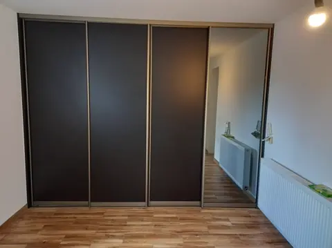 Vstavaná skriňa na mieru, štvordverová s kombinovanou výplňou dverí v tmavom dekore wenge
