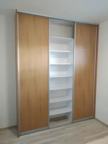Vstavaná skriňa na mieru, dvojdverová s dverami v dekore buk