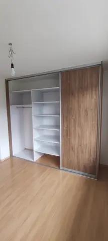 Vstavaná skriňa na mieru s dverami v dekore orech