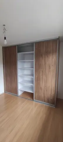 Vstavaná skriňa na mieru s dverami v dekore orech