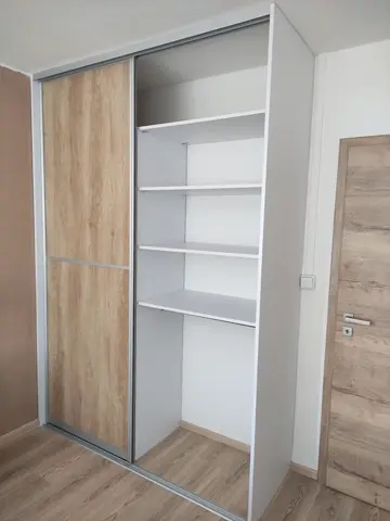 Vstavaná skriňa na mieru v dekore buk
