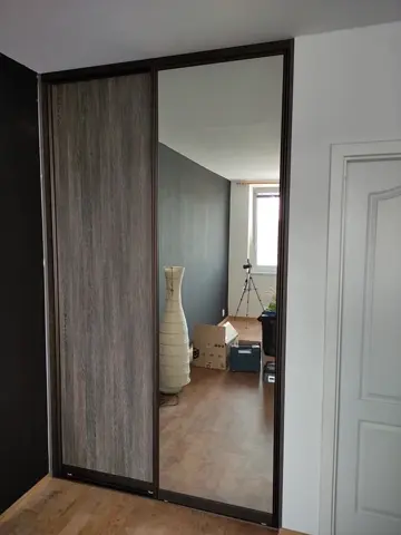 Vstavaná skriňa na mieru, dvojdverová s kombinovanou výplňou dverí v tmavom dekore wenge