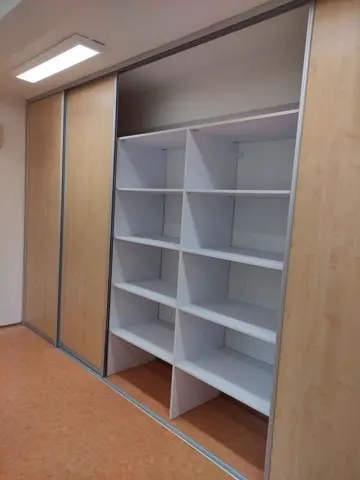 Vstavaná skriňa na mieru s dverami v dekore buk