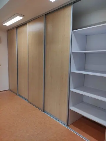 Vstavaná skriňa na mieru, štvordverová s dverami v dekore buk