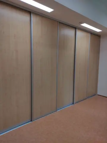 Vstavaná skriňa na mieru s dverami v dekore buk