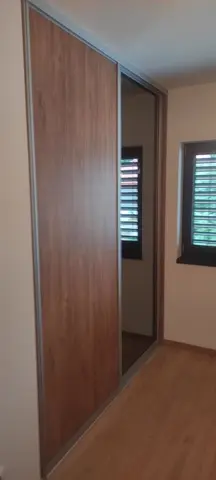 Vstavaná skriňa na mieru, dvojdverová s kombinovanou výplňou dverí v dekore orech