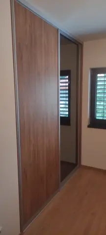 Vstavaná skriňa na mieru, dvojdverová s kombinovanou výplňou dverí v dekore orech
