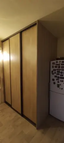 Vstavaná skriňa na mieru, trojdverová s dverami v dekore buk