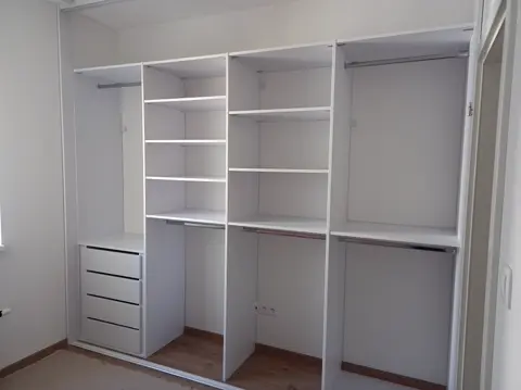Vstavaná skriňa na mieru, biela