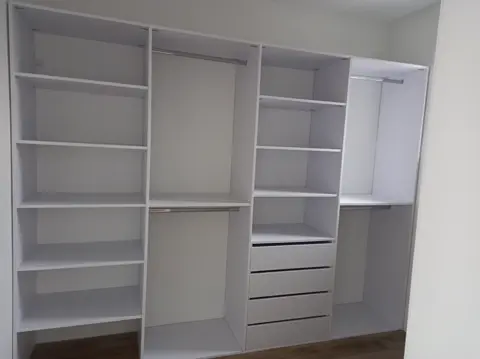Vstavaná skriňa na mieru, biela