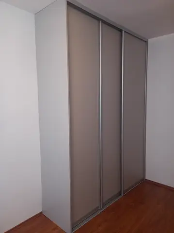 Vstavaná skriňa na mieru, trojdverová s dverami v dekore dreva, sivá