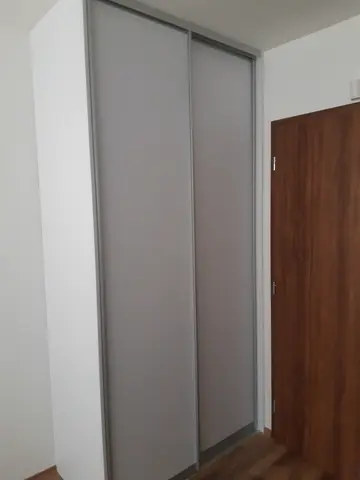 Vstavaná skriňa na mieru, dvojdverová so sklenenou výplňou, sivá