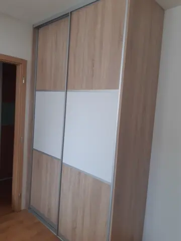 Vstavaná skriňa na mieru, dvojdverová s kombinovanou výplňou dverí v dekore dub
