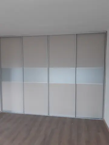 Vstavaná skriňa na mieru, štvordverová s kombinovanou výplňou dverí, sivá