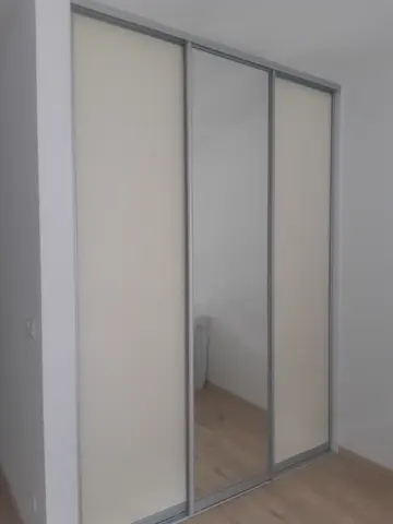 Vstavaná skriňa na mieru, trojdverová s kombinovanou výplňou dverí, biela