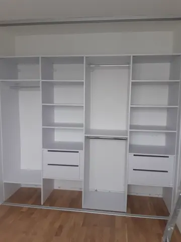 Vstavaná skriňa na mieru, biela