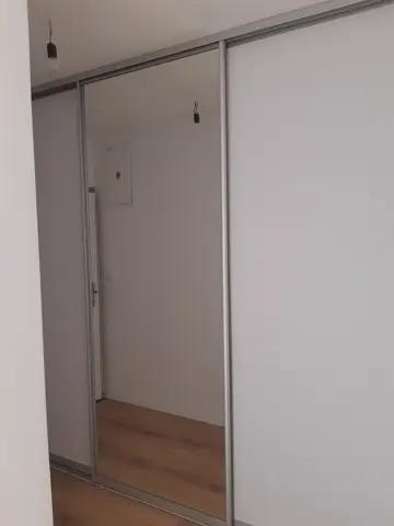 Vstavaná skriňa na mieru, trojdverová s kombinovanou výplňou dverí, biela