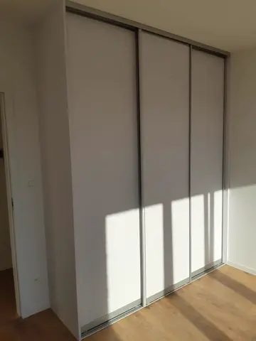 Vstavaná skriňa na mieru, trojdverová so sklenenou výplňou, biela