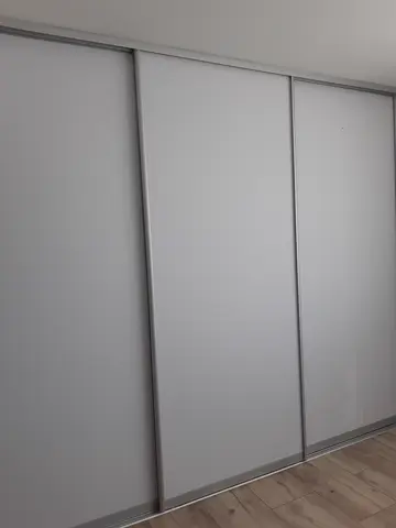 Vstavaná skriňa na mieru, trojdverová so sklenenou výplňou, sivá