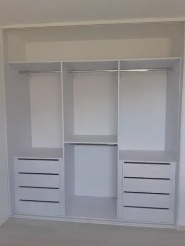 Vstavaná skriňa na mieru, biela